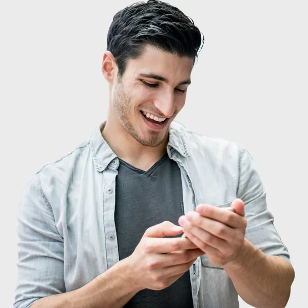 Homem sorrindo usando celular para atendimento médico online