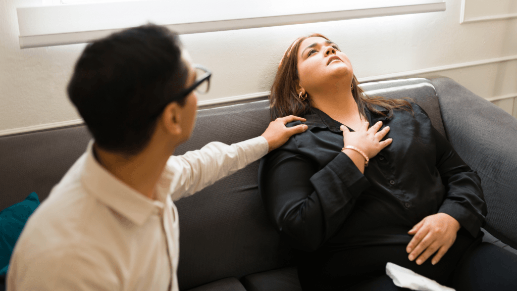 Ansiedade ou Infarto? Como diferenciar os sintomas físicos de um ataque de pânico.