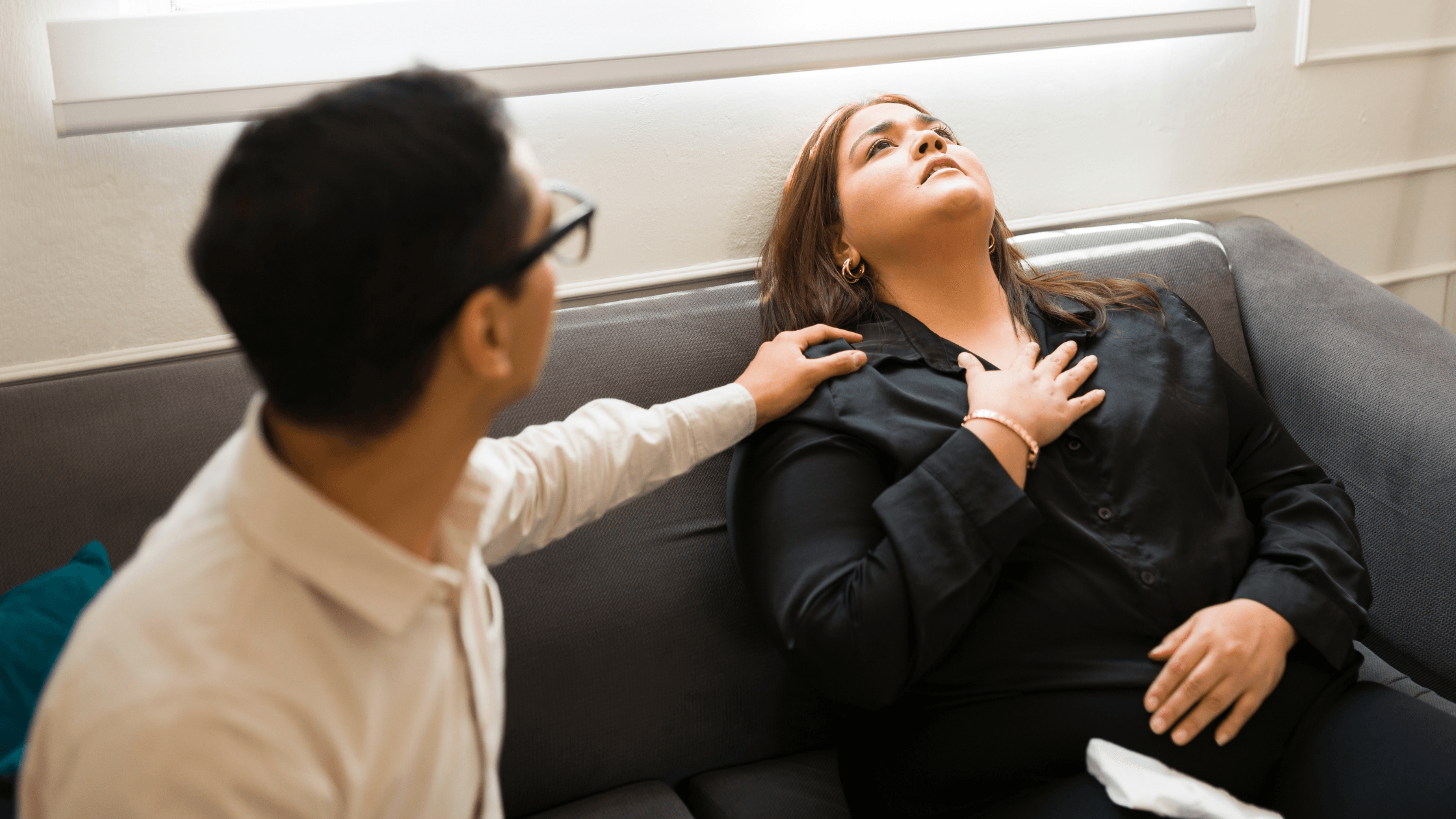Ansiedade ou Infarto? Como diferenciar os sintomas físicos de um ataque de pânico.