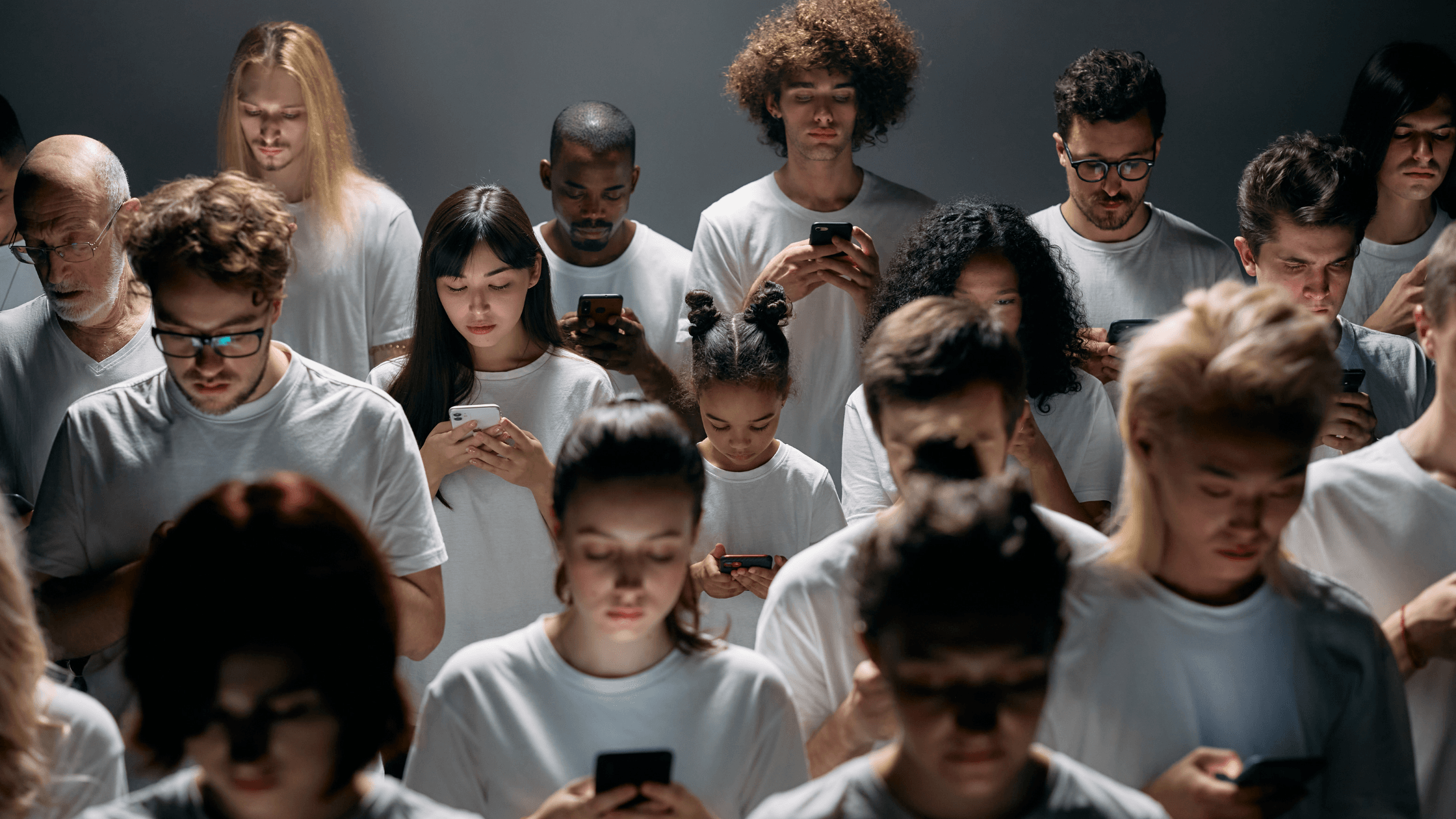 O impacto do “Doomscrolling” na sua ansiedade: como o uso do celular adoece a mente